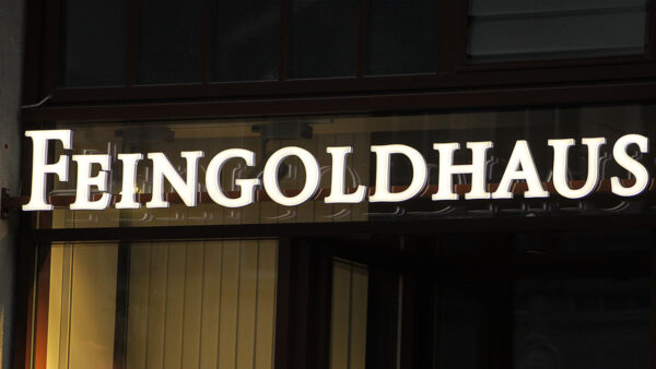 Der Schriftzug Feingoldhaus beleuchtet mit LED