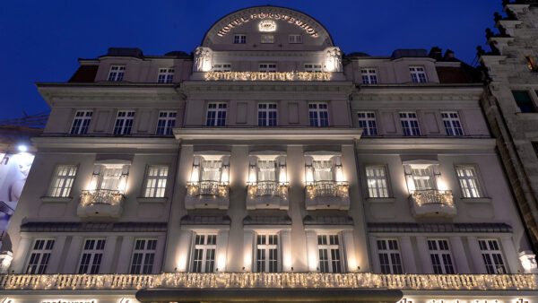 Das Hotel Fürstenhof erstrahlt in warmweißen Lichterketten