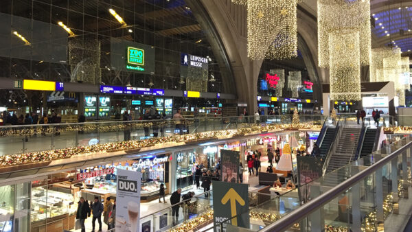 Der Leipziger Hauptbahnhof erstrahlt durch warmweiße Lichterketten.