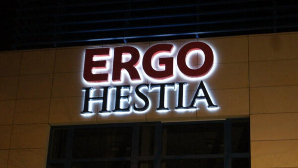 Der Schriftzug ERGO Hestia mit nach hinten gerichteter Beleuchtung